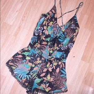 Strappy floral romper!! NWT🖤